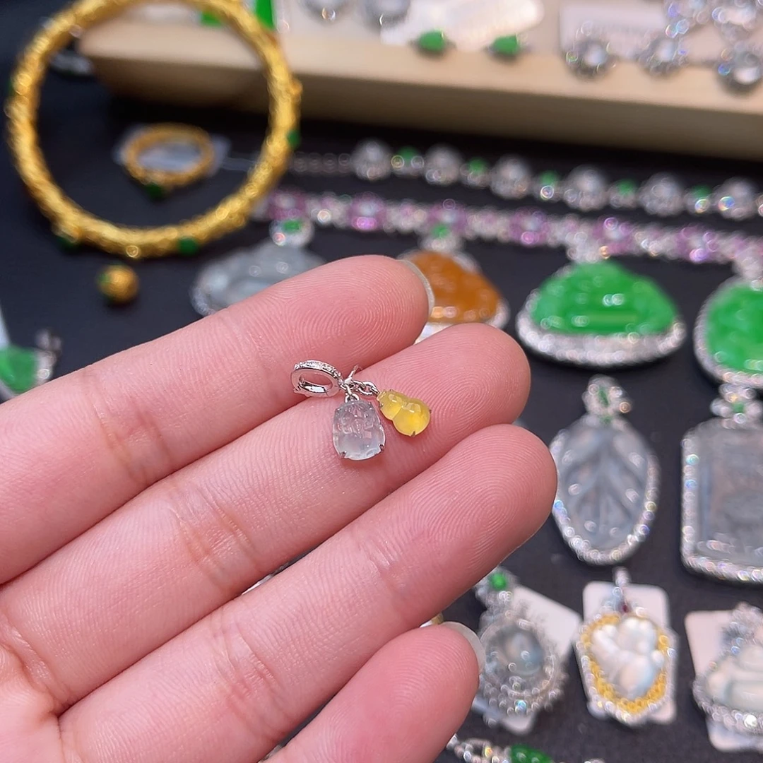 翡翠18K金镶嵌颈饰葫芦