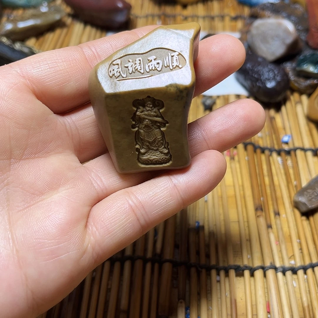 新疆原石雕刻手把件