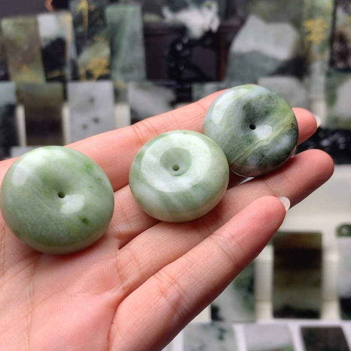乐***扣独山玉未镶嵌颈饰