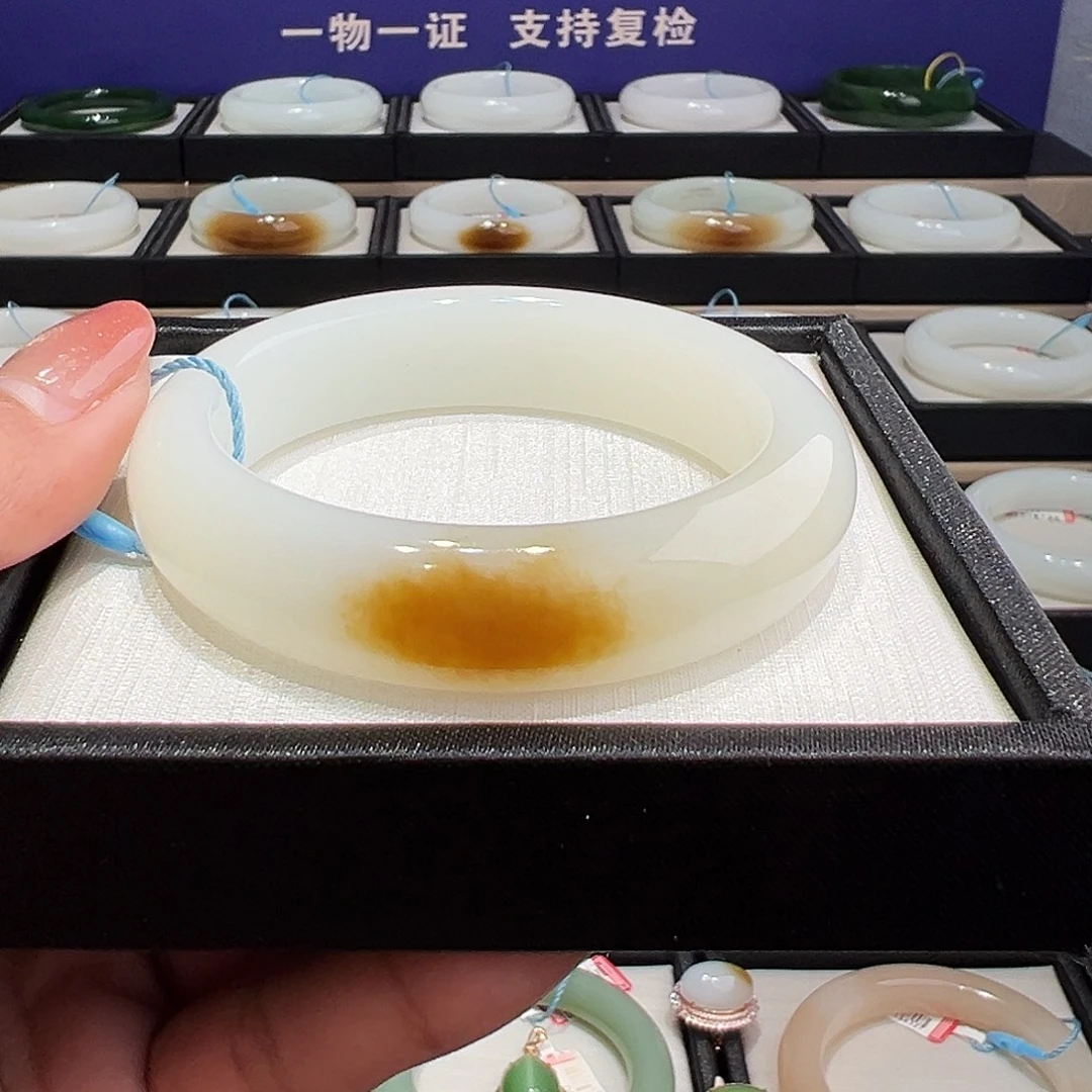 和田玉未镶嵌手镯