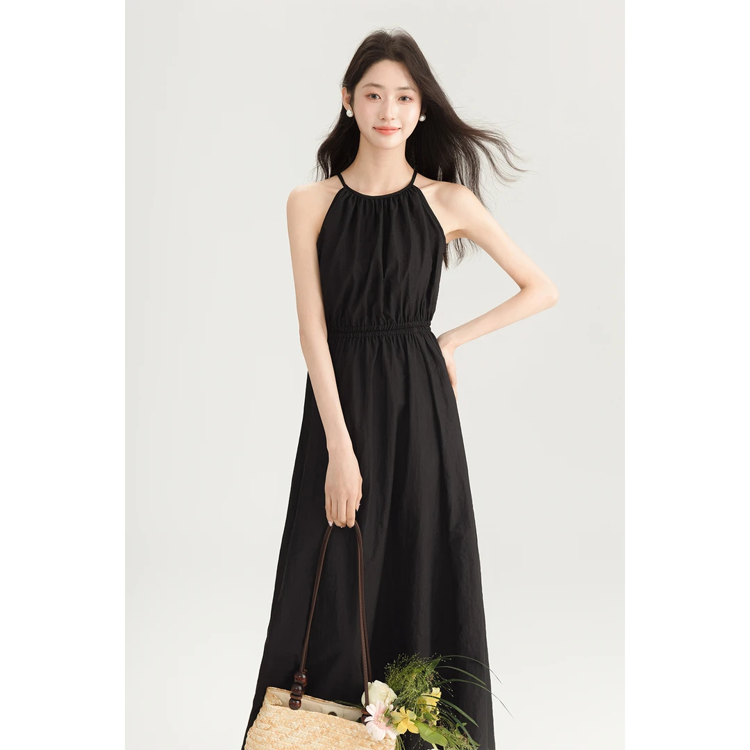 挂脖无袖褶皱连衣裙女2025年夏季新款小众设计后背镂空收腰长裙