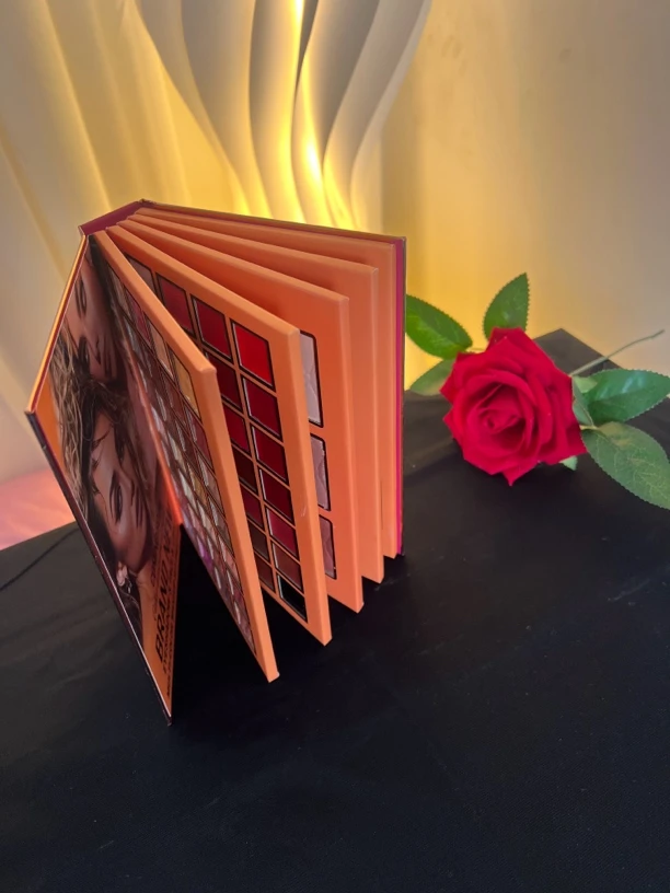 2025年新款五页彩妆书 （眼影 口红 彩虹 修容 高光）持久白搭