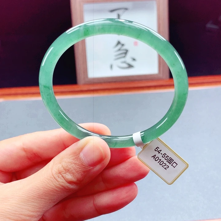 未镶嵌手镯翡翠圆镯