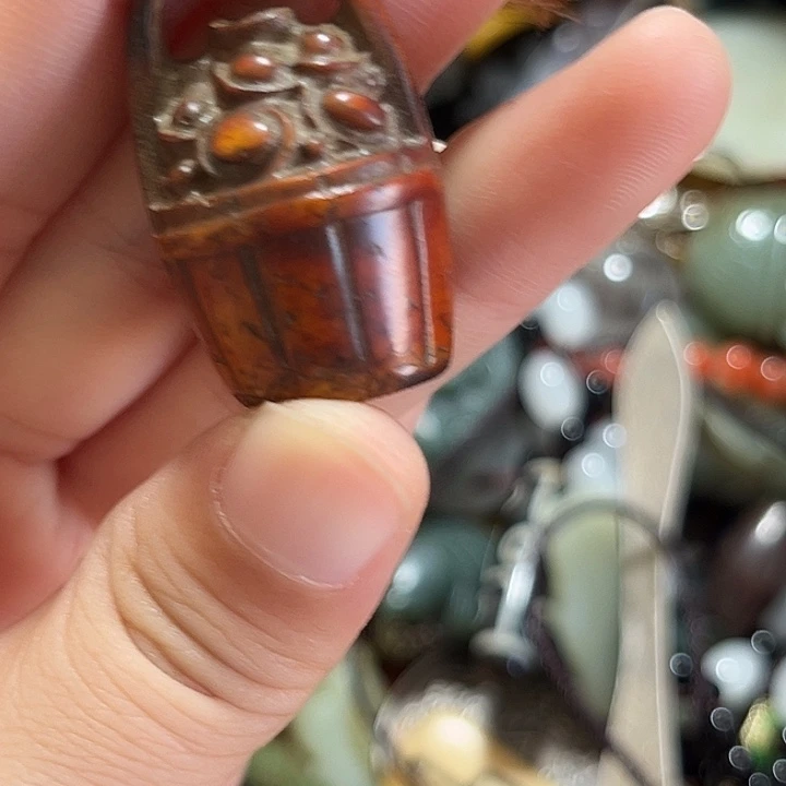 ****护瓷片小猫在床底下摸