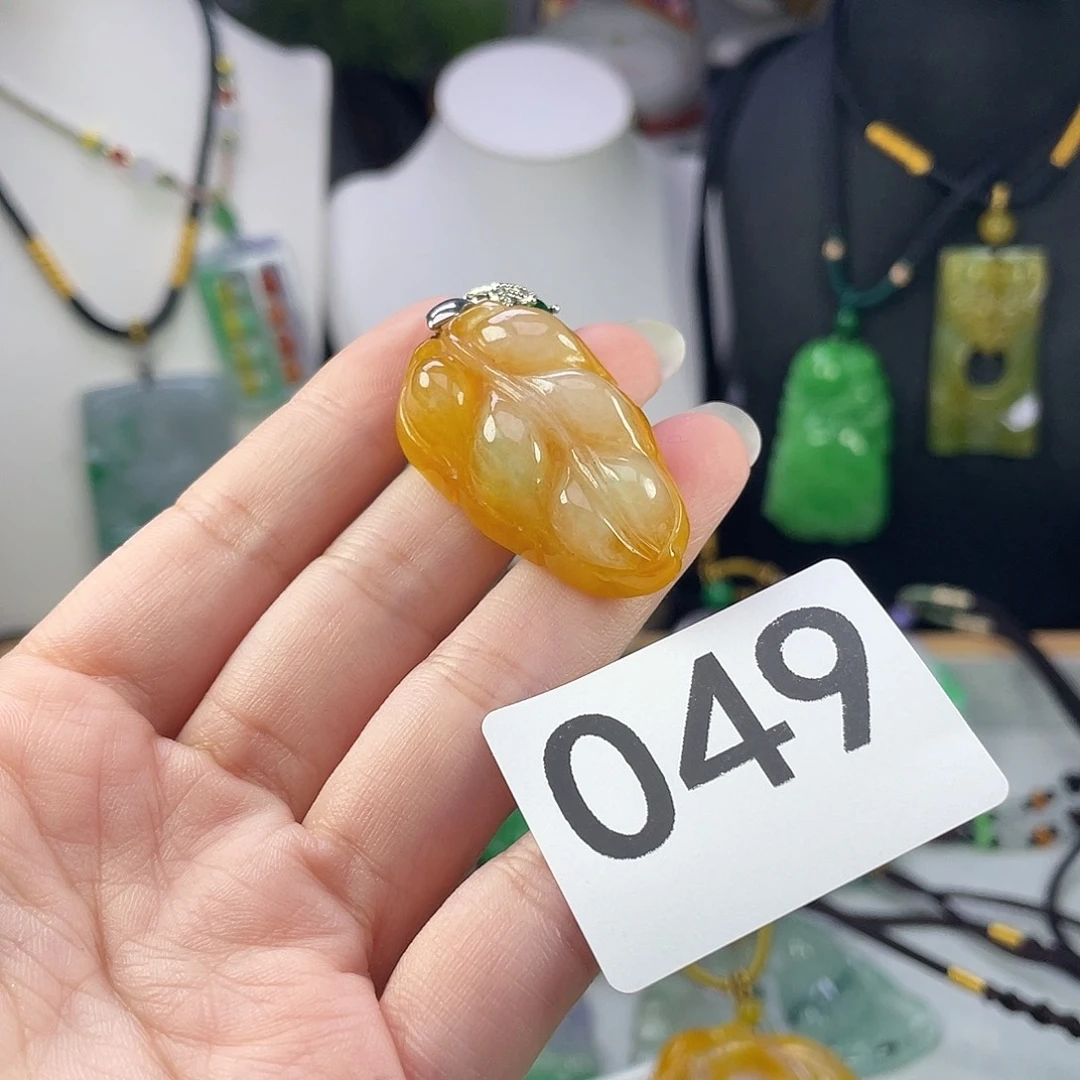 翡翠未镶嵌吊坠(赠链)