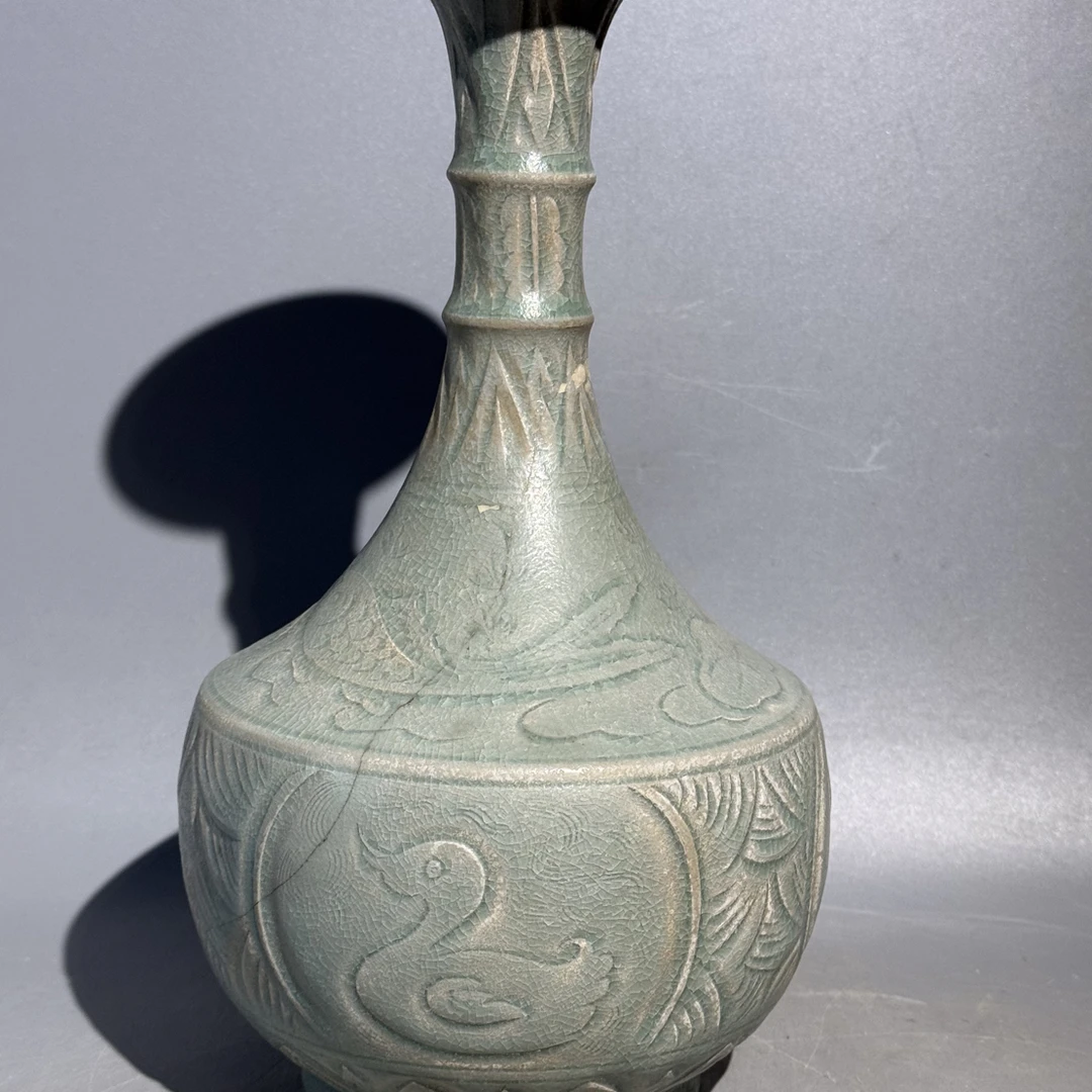 汝窑刻花竹节瓶，品如图修复器，口直径7.6cm，高25.8cm，老汝瓷，旧藏