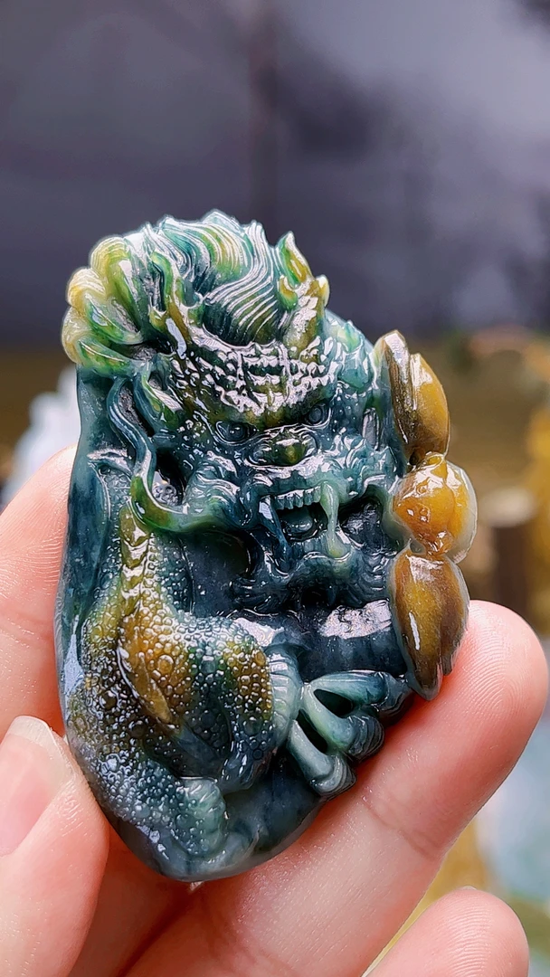 天然缅甸翡翠特色三彩龙牌毛货买断需抛光尺寸64-40-12.5