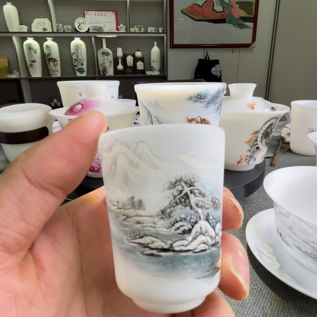 手拿一个大的小包和两只