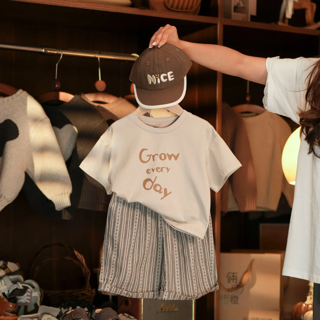 【两只橙】《夏》巧克力棒棒~精梳棉薄款英文短袖+火龙果籽棉麻七分裤