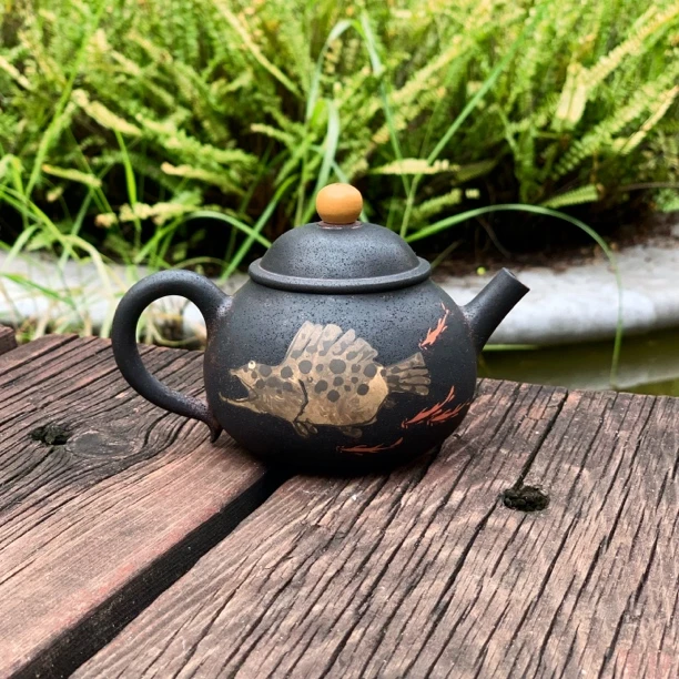 云南建水紫陶茶壶大富大贵彩填鳜鱼泡茶壶手磨陶瓷壶纯手工陶茶壶