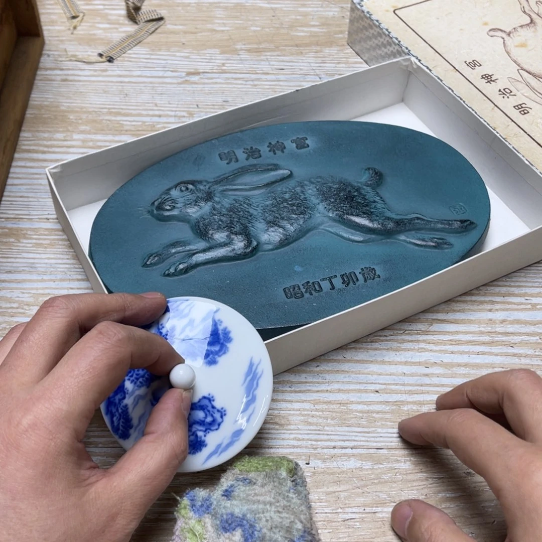 瓷片密密麻麻地排列着一个