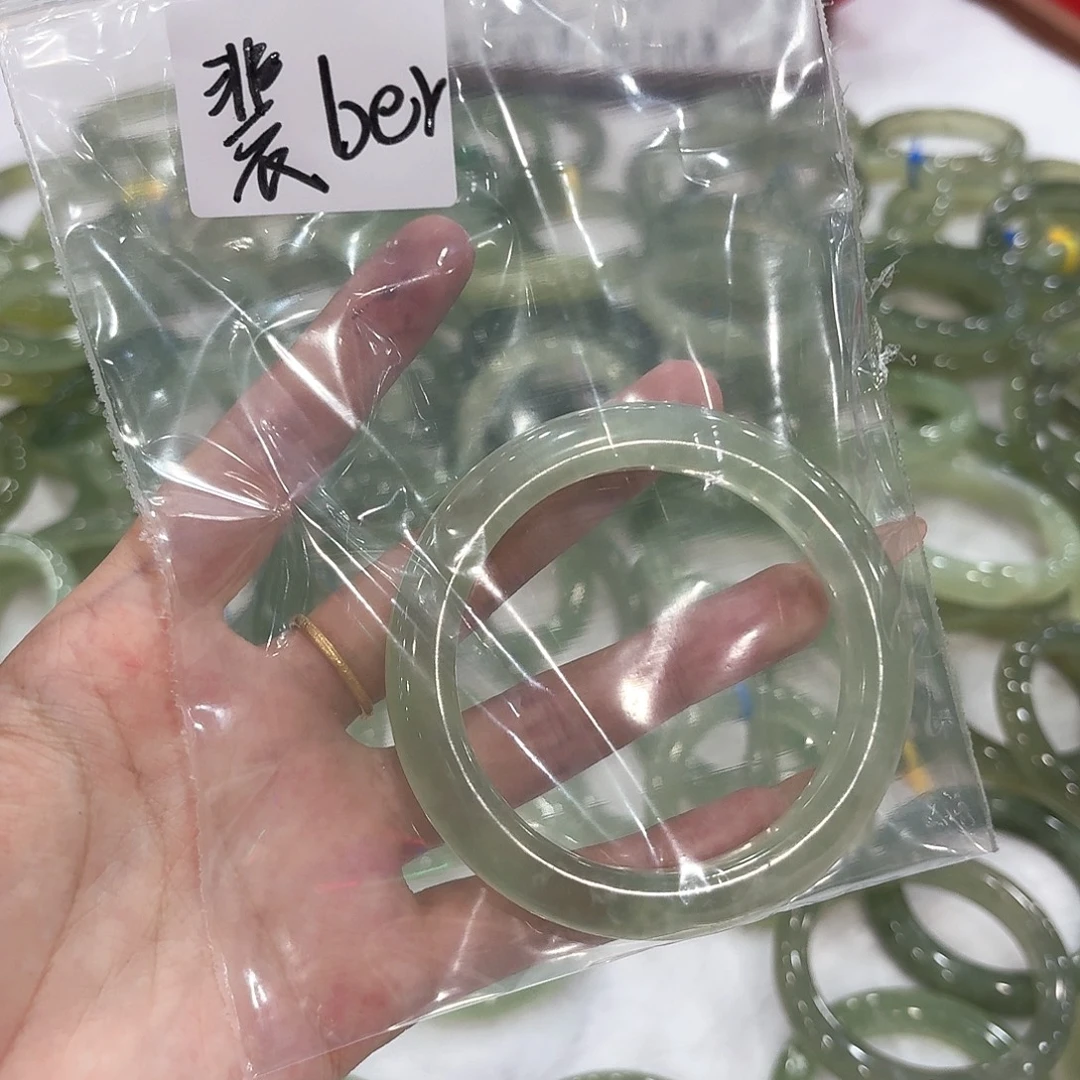 裴***r蛇纹石玉未镶嵌手镯