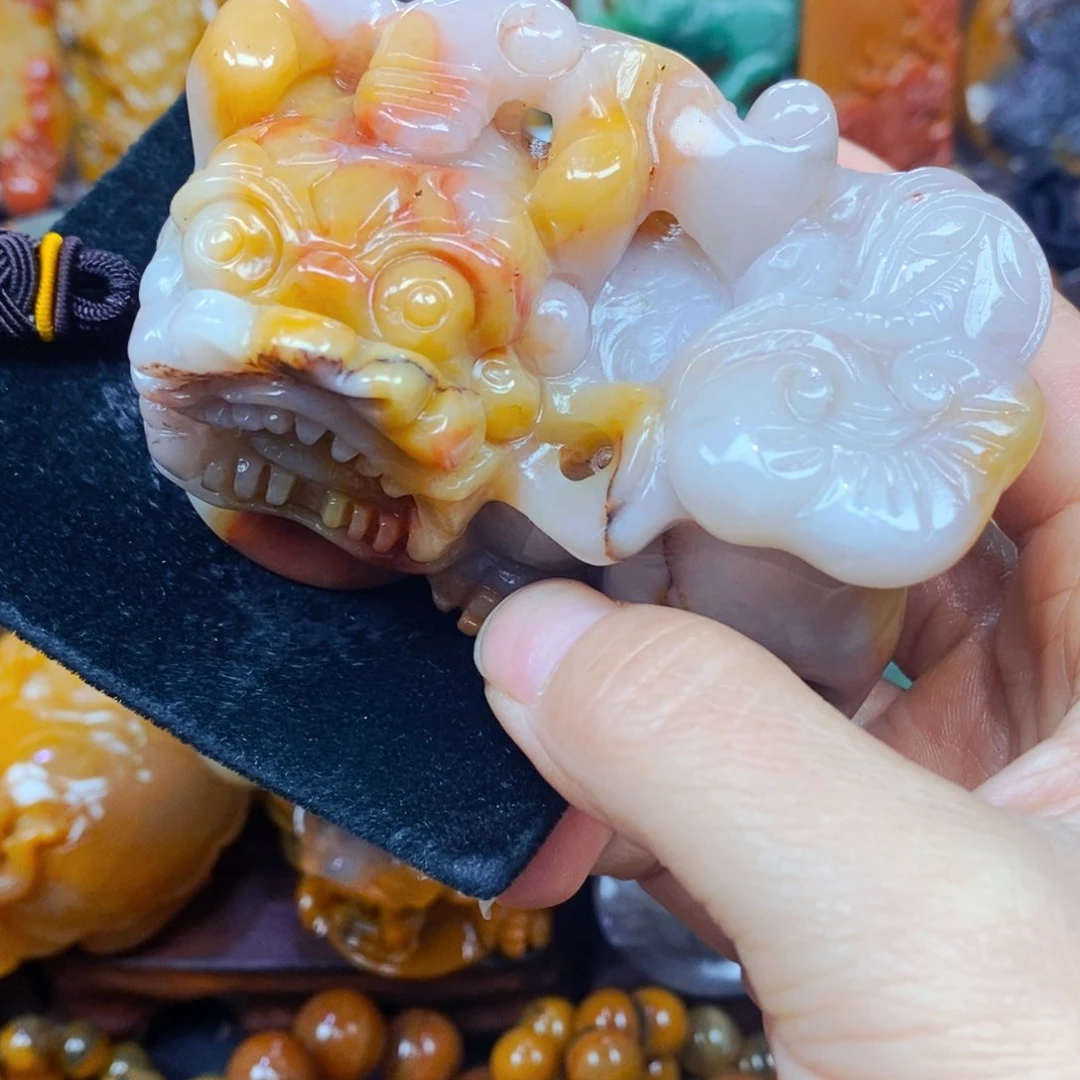 未镶嵌石英质玉（黄龙玉）颈饰