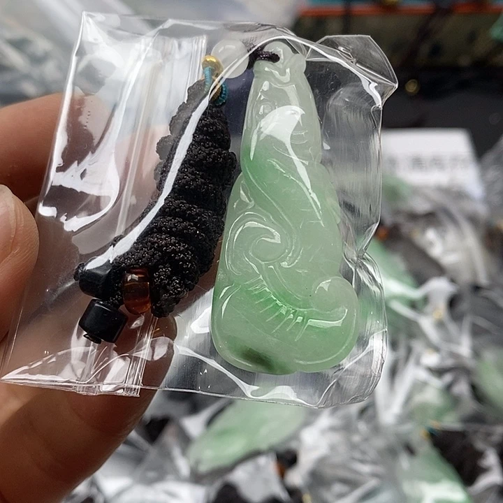 翡翠未镶嵌颈饰444
