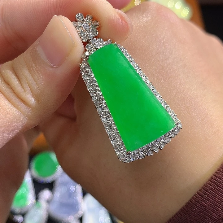 翡翠18K金镶嵌颈饰无事