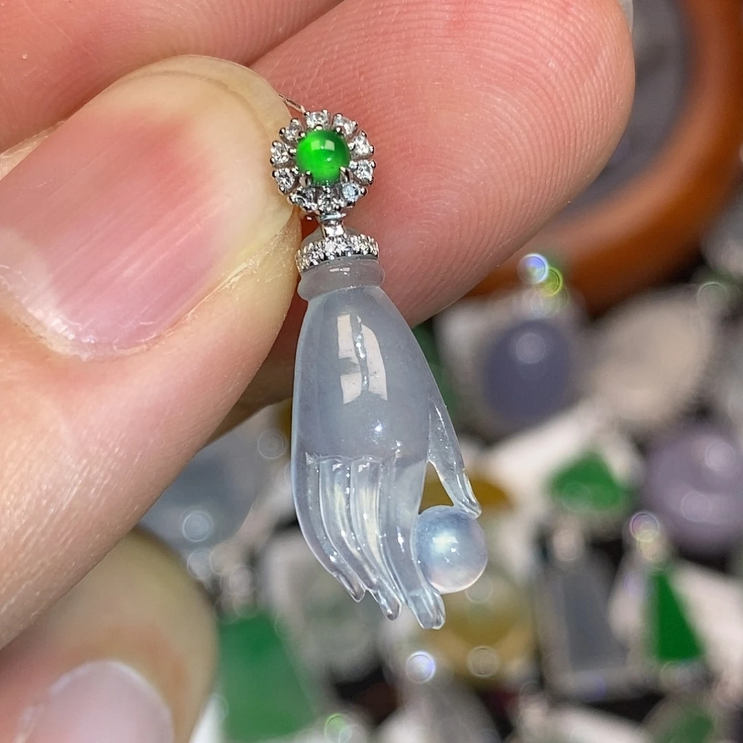 翡翠18K金镶嵌颈饰佛手