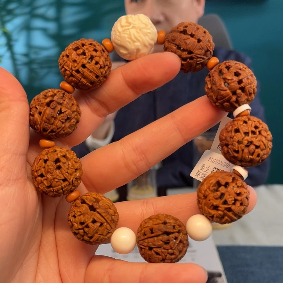 山桃核风景罗汉观音核雕作品