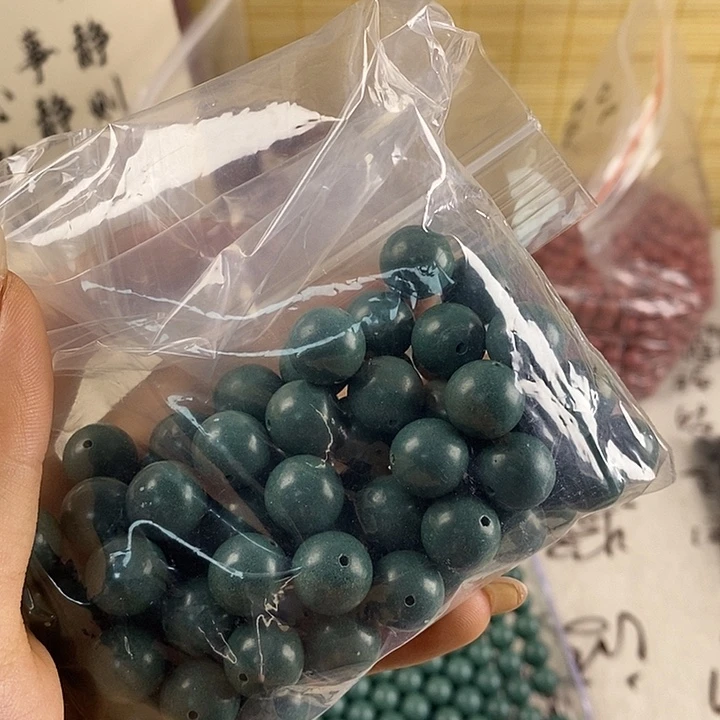 笑***主泥塑1.0+1.2绿 松+0.8状元（瑕疵各45g