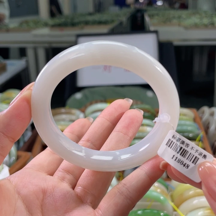 和田玉手镯未镶嵌口径57