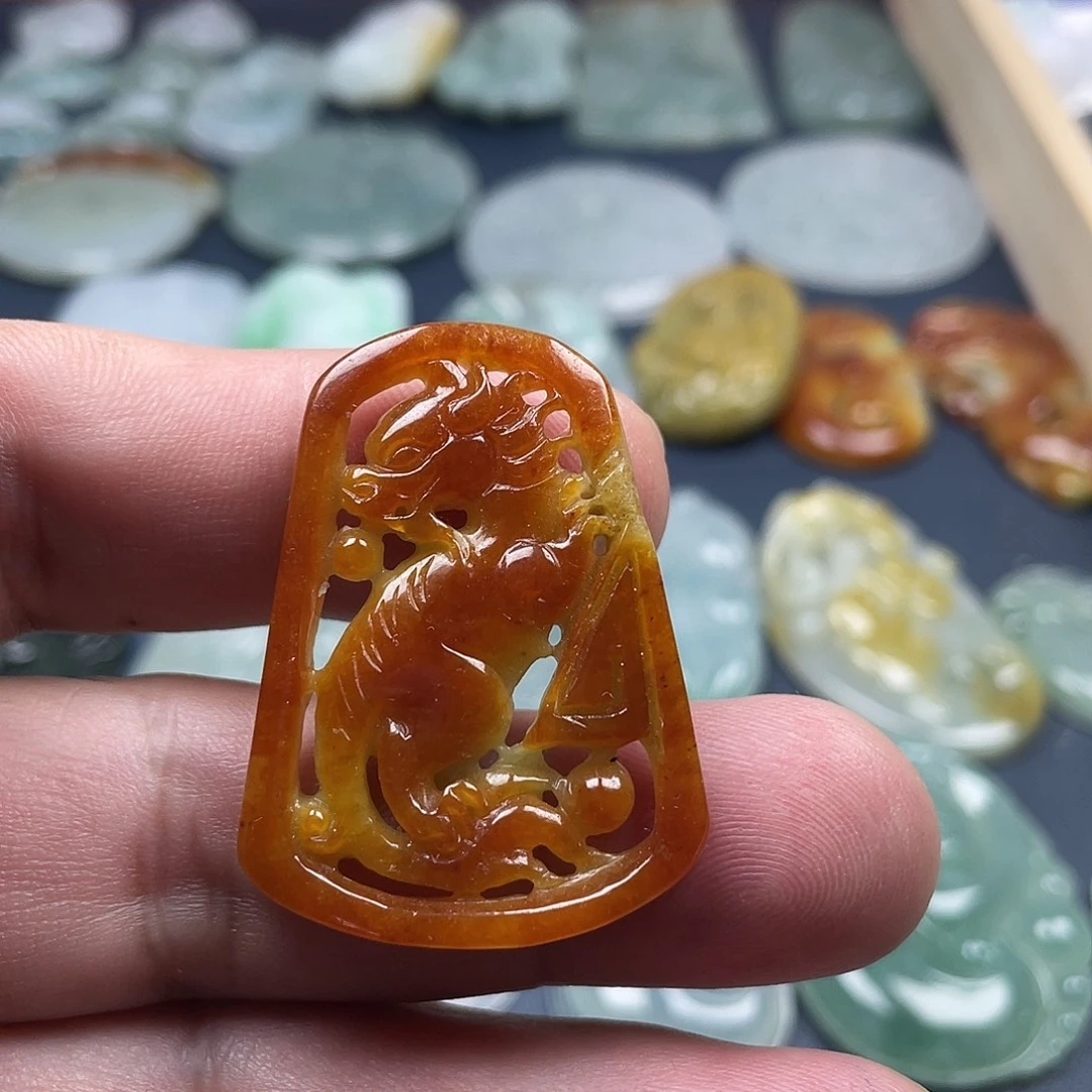 翡翠未镶嵌颈饰麒麟