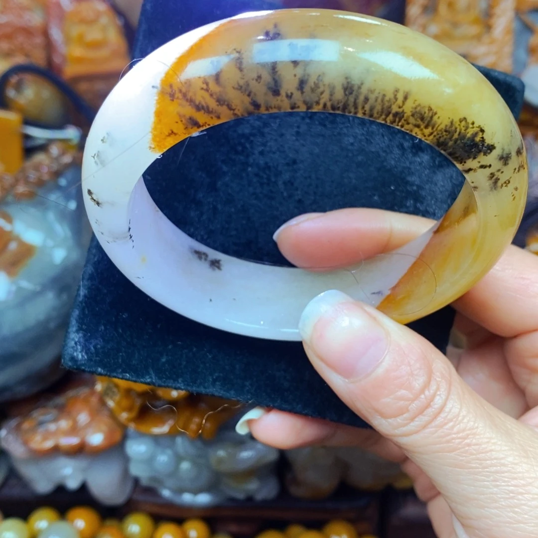 未镶嵌石英质玉（黄龙玉）颈饰