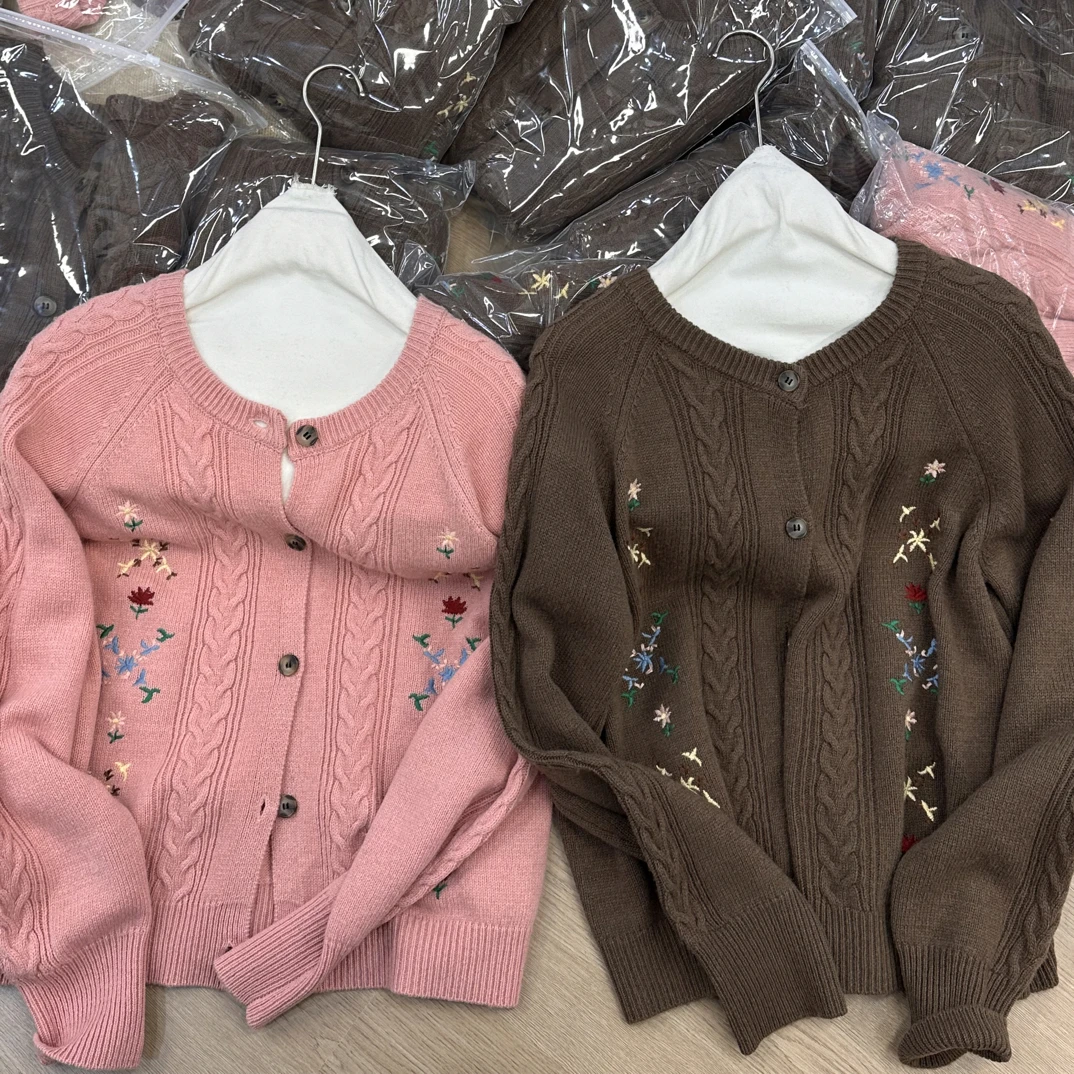 QL—89910秋冬新款刺绣开衫女长袖圆领时尚百搭毛衣外套