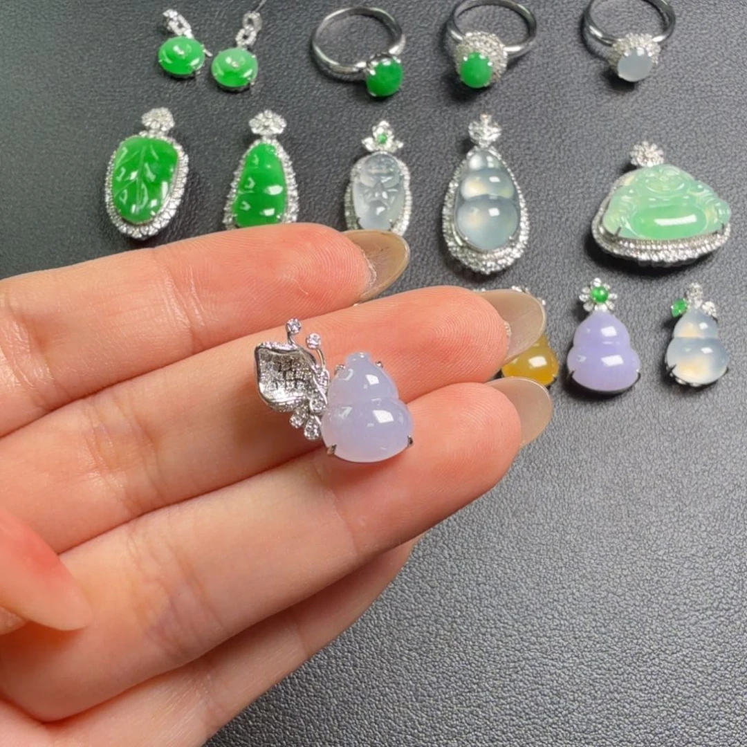 翡翠18K金镶嵌颈饰葫芦