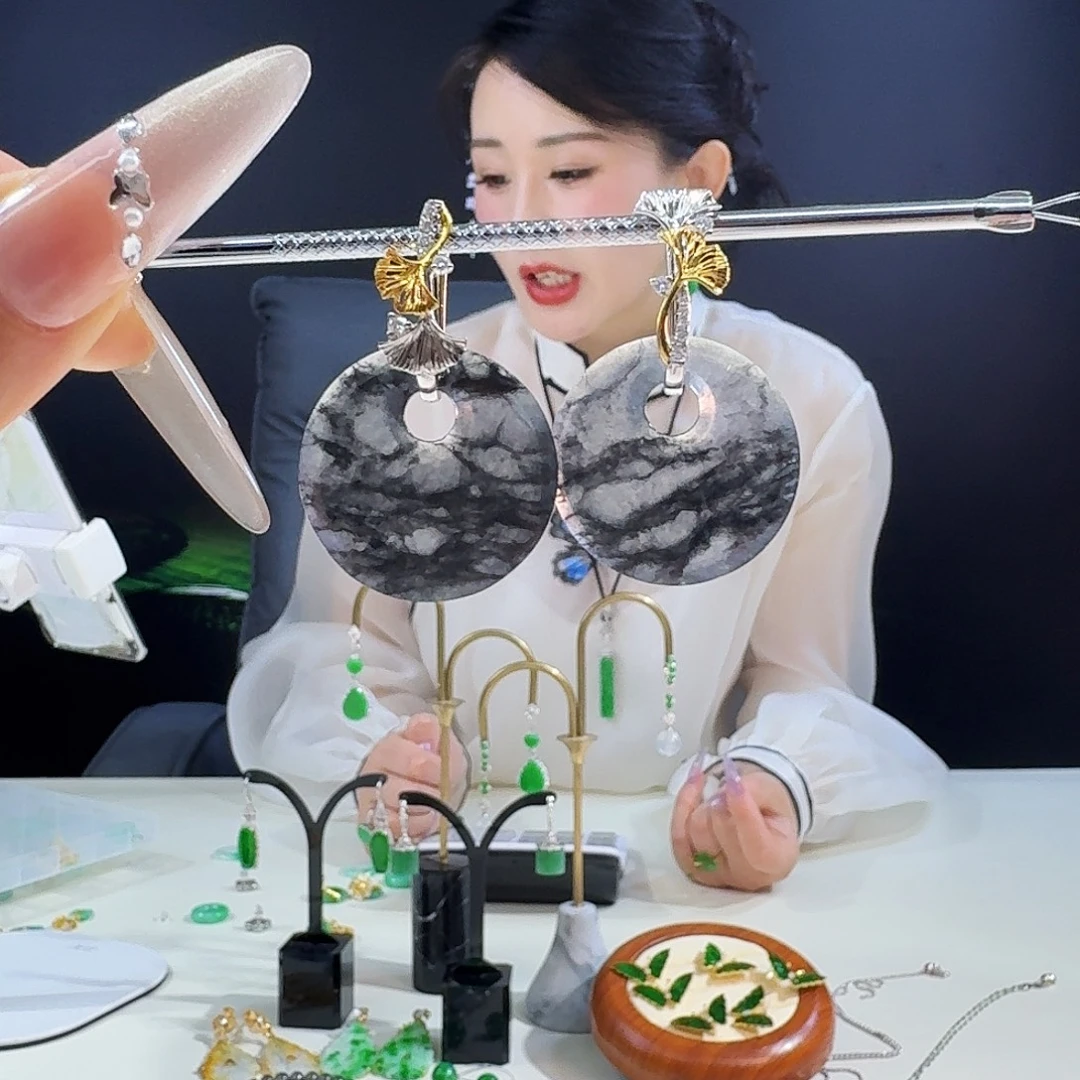 翡翠18K金镶嵌耳饰18k金镶嵌