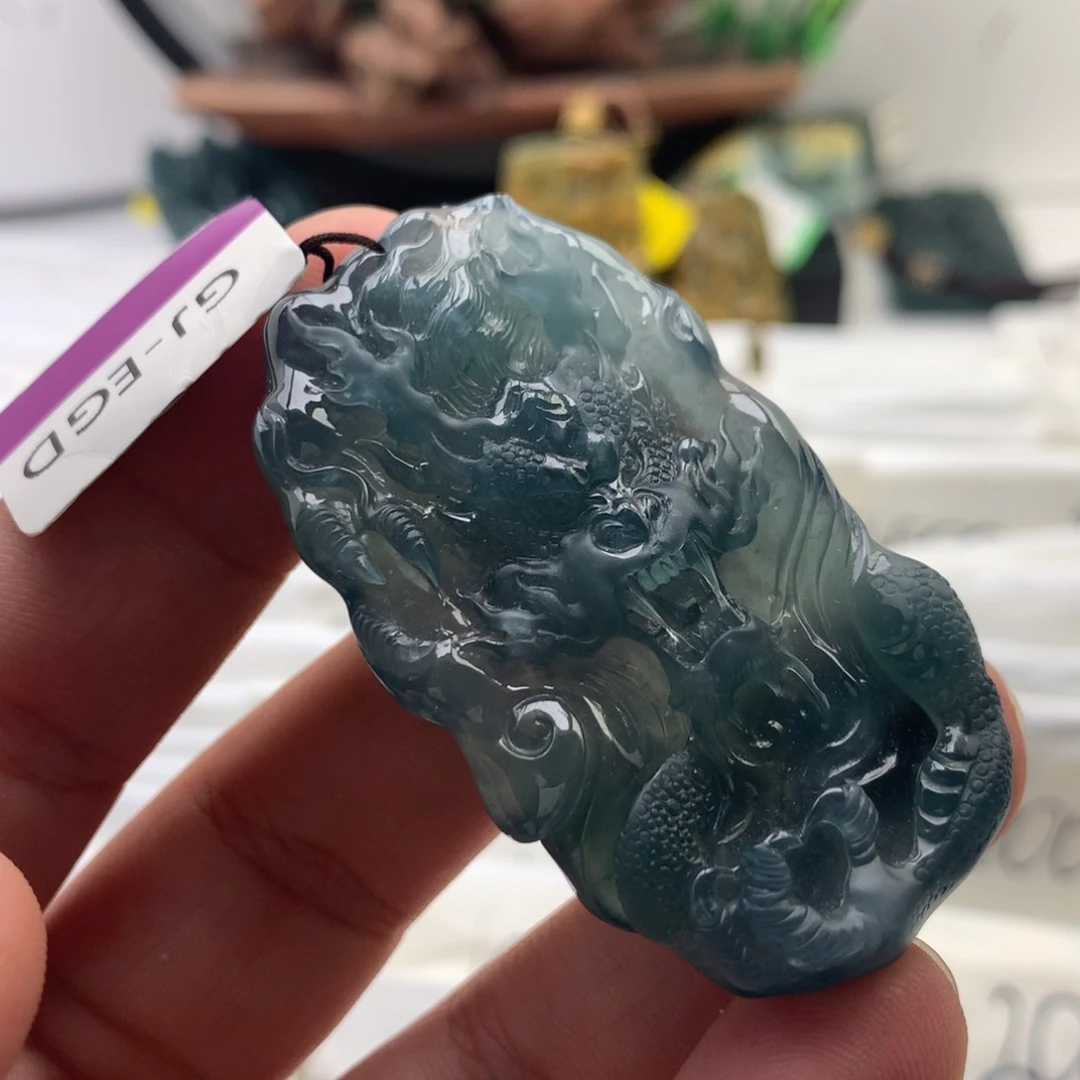 颈饰未镶嵌翡翠龙牌