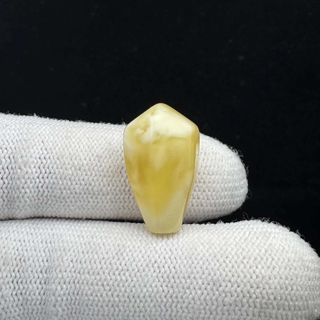 R1627天然蜜蜡俄料鲨鱼背三通12.2X21.2mm 克/T009