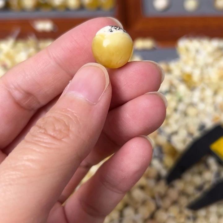 蜜蜡未镶嵌裸石13.4mm一个