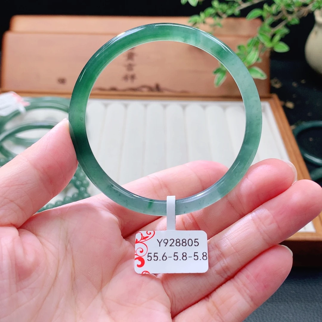 翡翠未镶嵌手镯（圆镯）