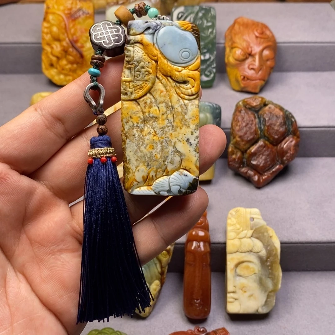 尘***埃岫玉未镶嵌颈饰挂件