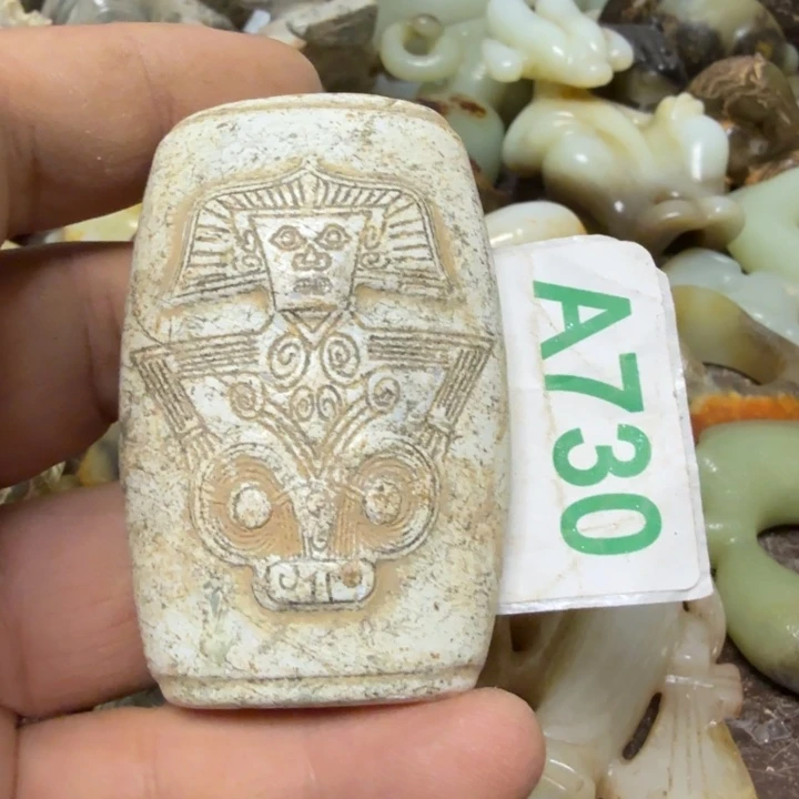 透闪石-蛇纹石玉未镶嵌颈饰