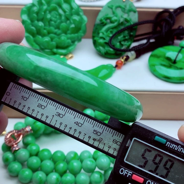 翡翠未镶嵌手镯…．．