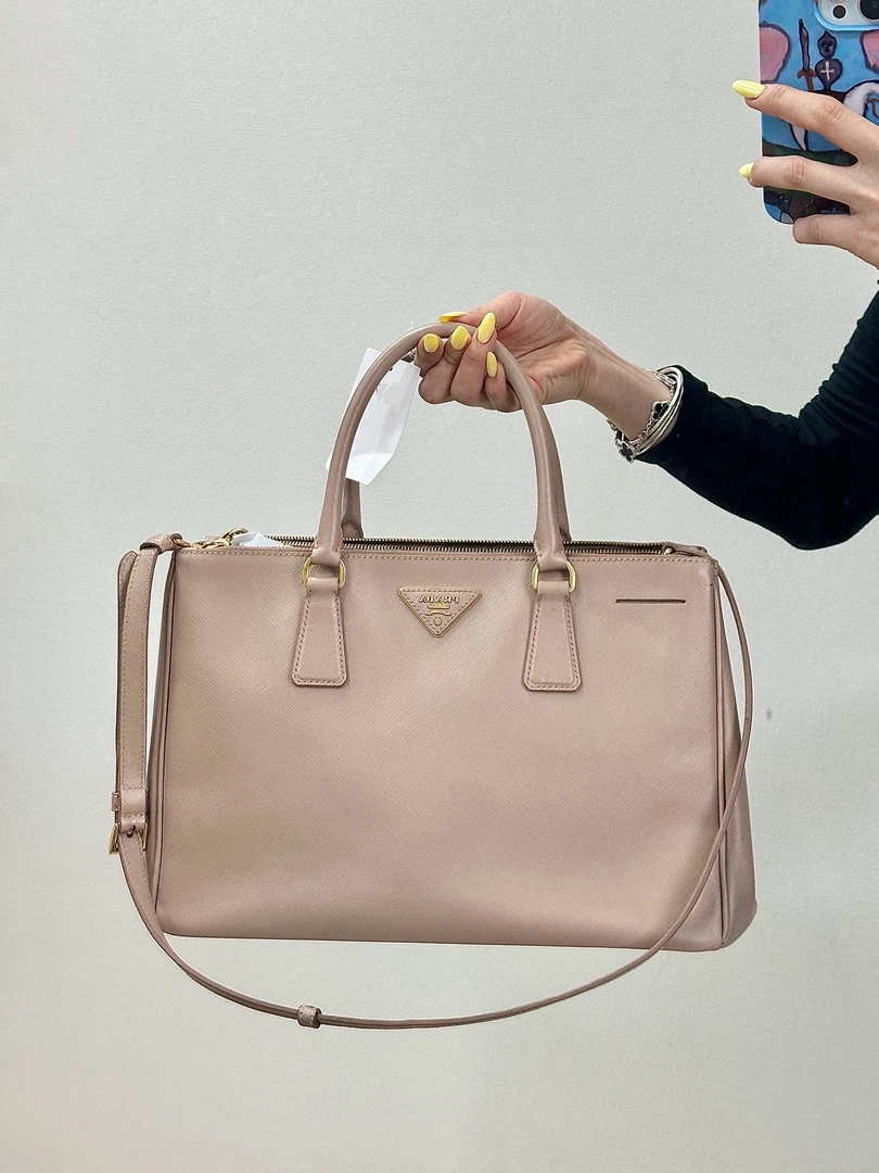 95新 Prada/普拉达 prada 裸粉色杀手斜挎包(K)
