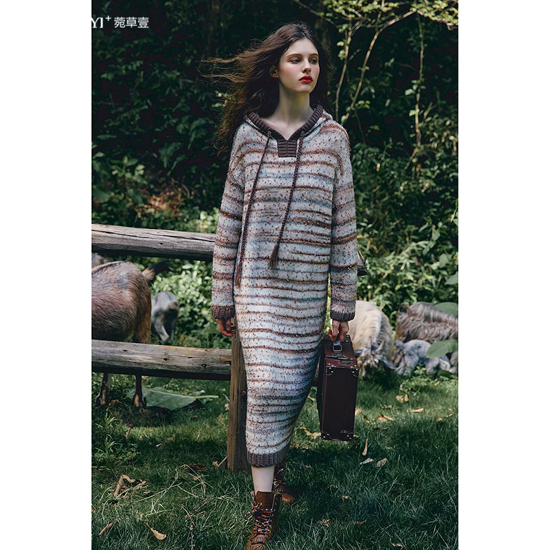 菀壹2025冬季新款连帽针织连衣裙女直筒套头条纹长裙Q08711559