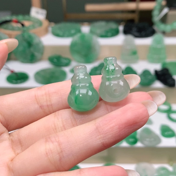 颈饰未镶嵌石英质玉蜕****）
