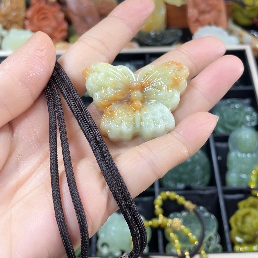 蛇纹石玉颈饰合金