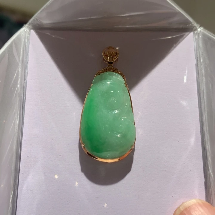 翡翠颈饰18K金镶嵌翡翠吊坠