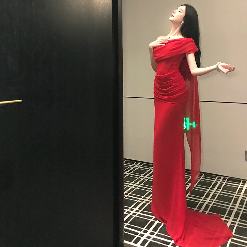新娘出片单肩一字领红色连衣裙川西高级感旅游穿搭鱼尾裙沙滩裙