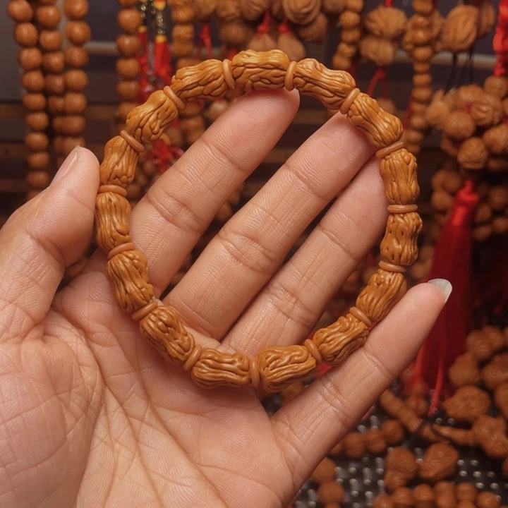 木质类龙纹桃枭挂件