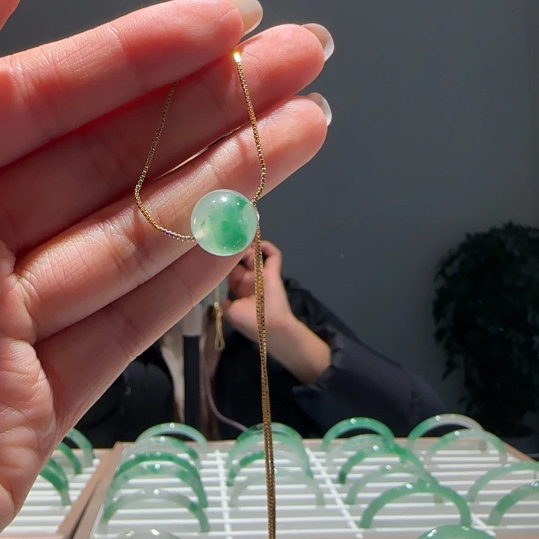 兰***子石英质玉（非洲翠）未镶嵌颈饰