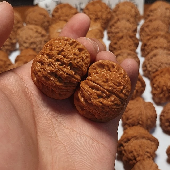 文玩核桃吊坠38血麒麟。22