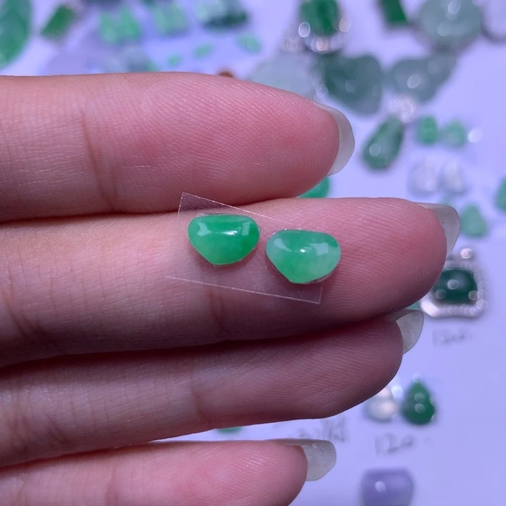 翡翠未镶嵌颈饰水滴