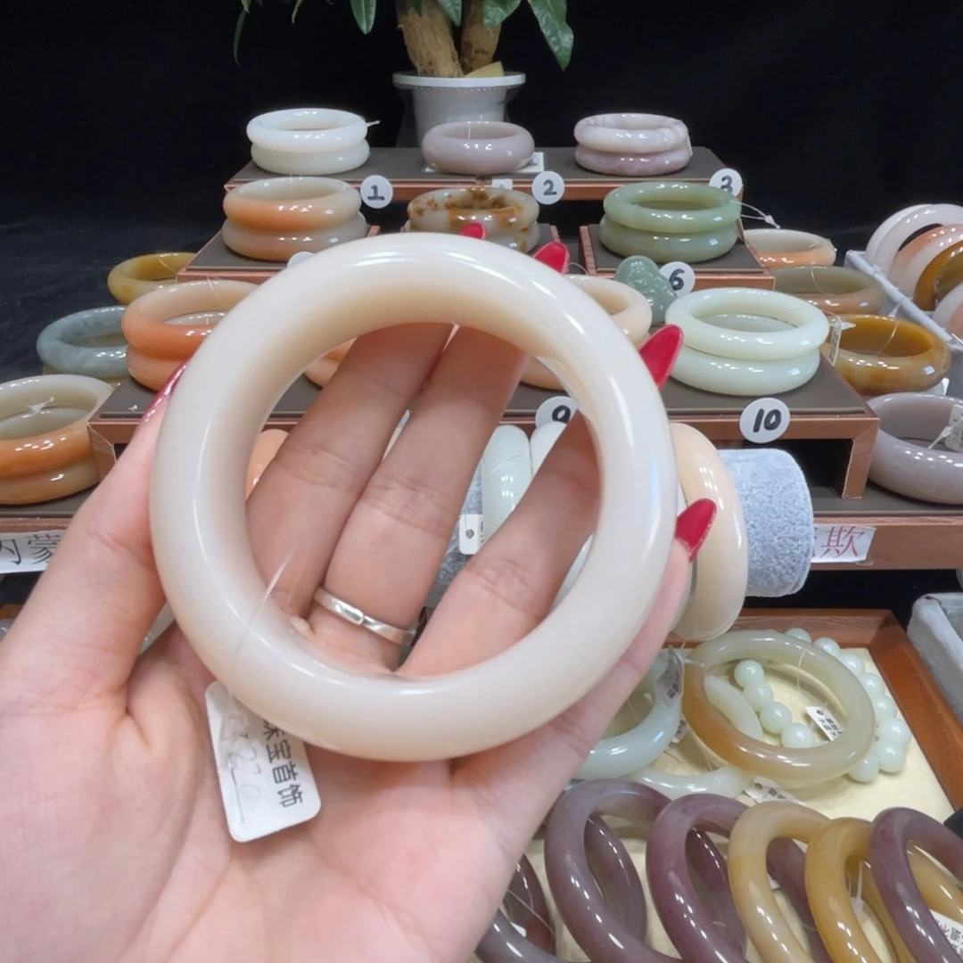 要****石英质玉未镶嵌手镯