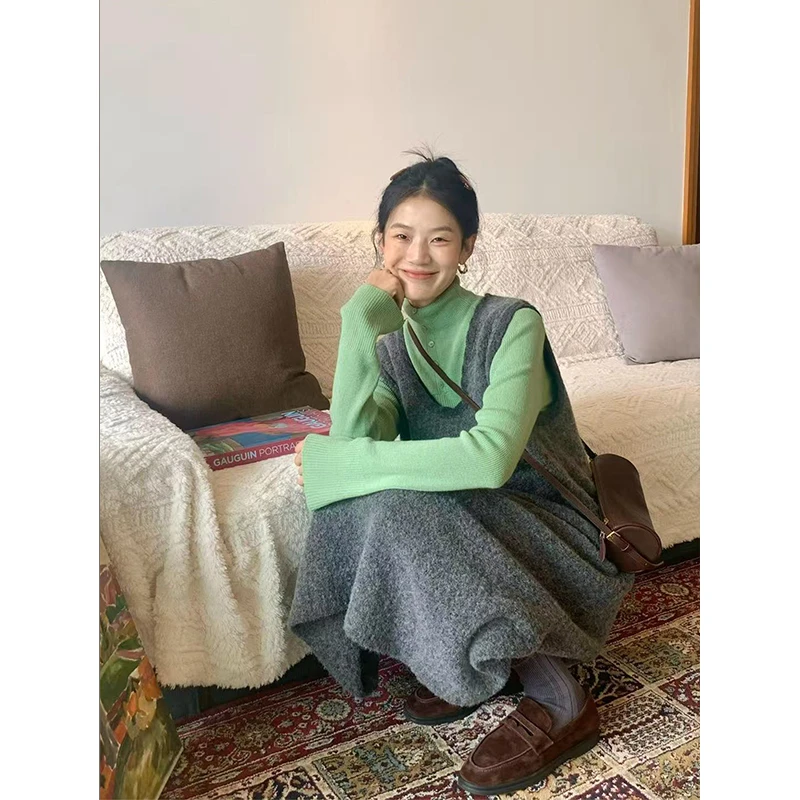 2025年巨好看的冬装一整套绿色打底衫灰色背心裙盐系轻熟两件套装