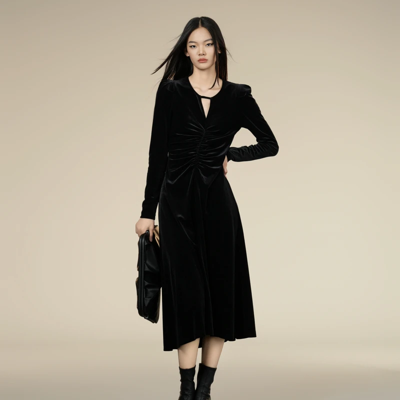 XG/雪歌黑色抽褶连衣裙2025冬季新款镂空设计长裙女XK404007A790