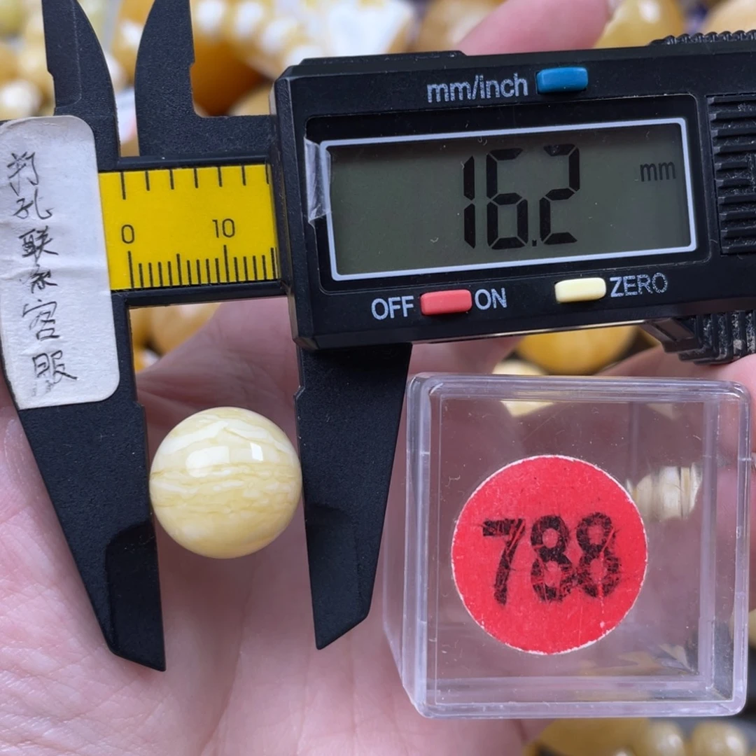 于***你蜜蜡未镶嵌珠宝奇石