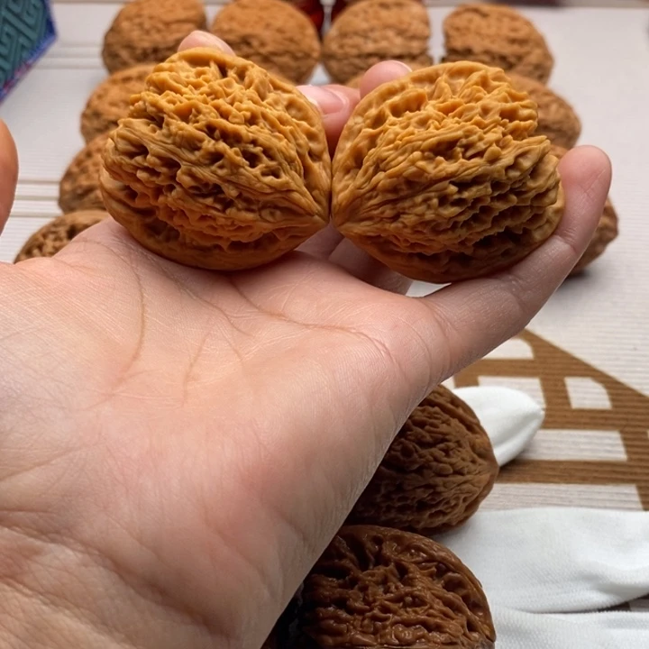 大***湖吊坠文玩核桃姜黄皮毕业